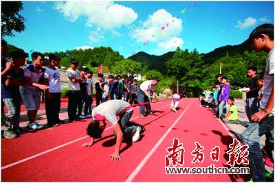 日期，连南涡水镇中心学校举办了主题为“美丽瑶山，展现风采”的民俗文化艺术节。本次文化艺术节第一天不仅有常规的书法绘画比赛，还有瑶族刺绣、瑶族棋类（炮击棋、围猎棋、虎头棋）比赛，第二天则是有各种丰富多彩的瑶族体育竞技项目，如穿山甲前滚翻、押加、扭扁担、掰手腕等。该校负责人表示，文化艺术节，让同学们感受到了艺术的魅力与精髓。